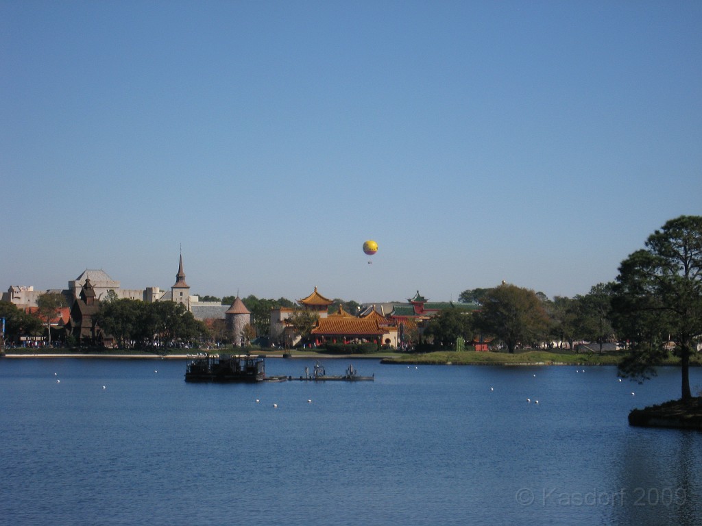 Disney 2010 D3 0740.jpg - January 9-11, 2010 Disney World Florida. Monday, up and ready to roll, took shuttle to Epcot. Caught a couple shows and took a lot of pictures. Finally had to call it a day to get to our plane to go home.